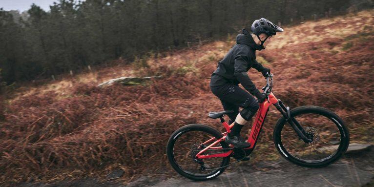 Elsykler tilbyr en ideell balanse mellom fysisk aktivitet og moderne teknologi, og appellerer til folk i alle aldre, fra pendlere til fritidssyklister. Men hva er det som gjør elsykler så populære? Og hvilke fordeler gir de egentlig? 